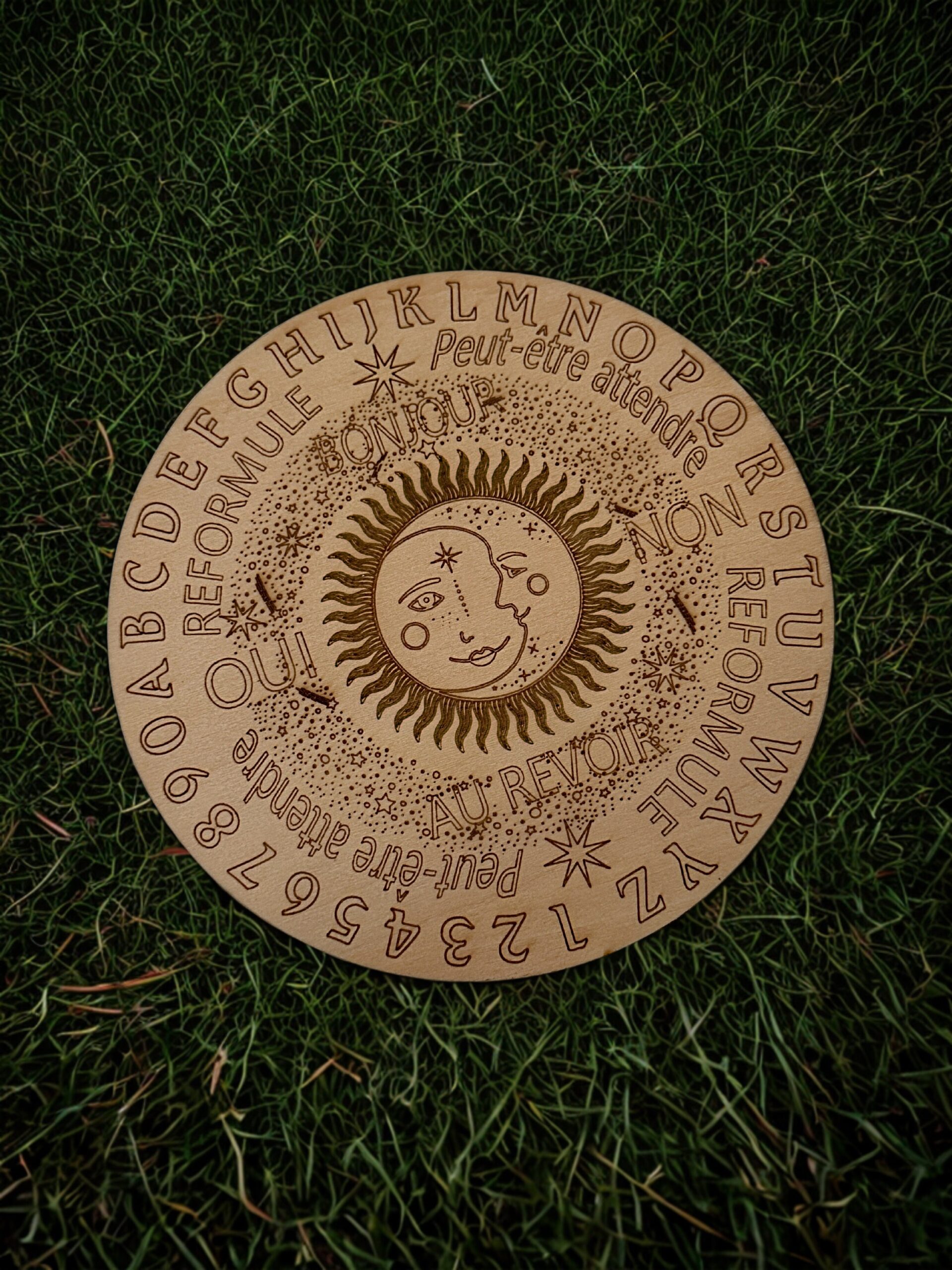🪵 Planche à pendule de radiesthésie – Bois gravé